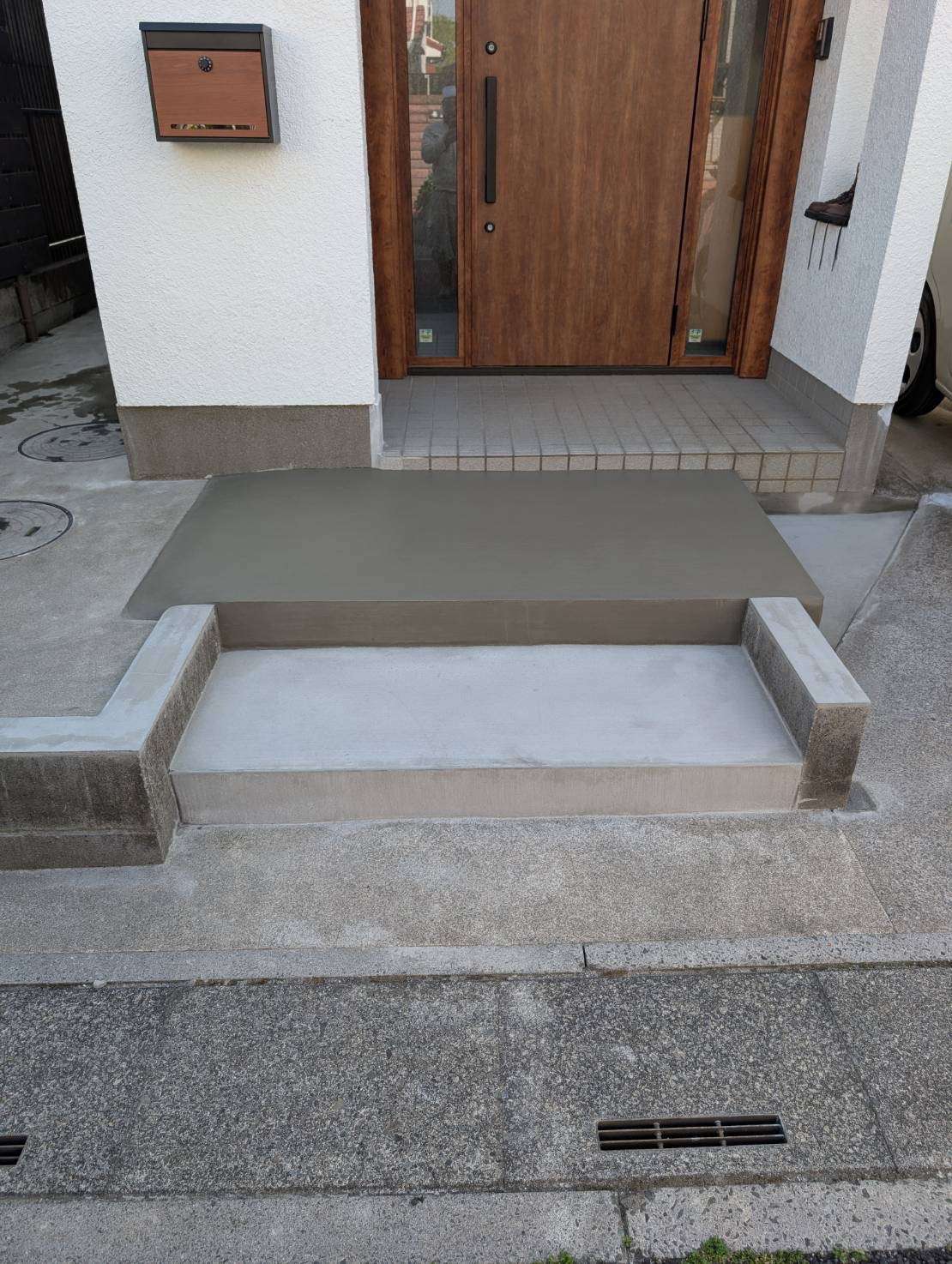 【玄関前がスッキリ！駐輪場を駐車場に！】ブロック塀を解体した外構リフォーム